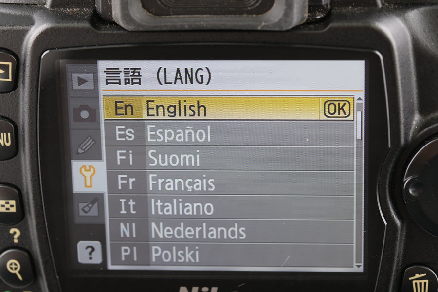 Nikon D40 + AF-S DX Nikkor 18-55mm F/3.5-5.6 G II ED Lens