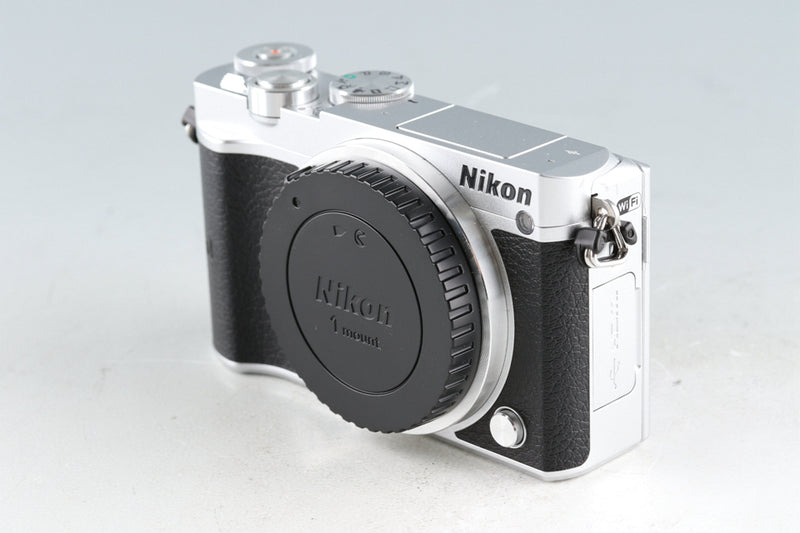 Nikon 1 J5 + 1 Nikon 10-30mm F/3.5-5.6 VR PD-Zoom + 1 Nikon 30 ...